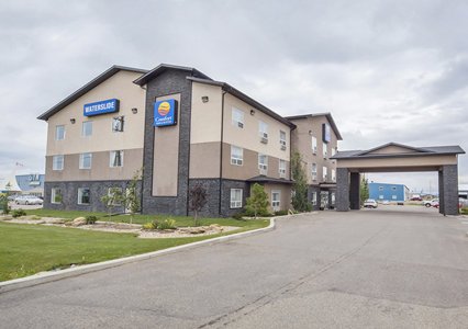 Pet Friendly Comfort Inn & Suites in Sylvan Lake, Alberta