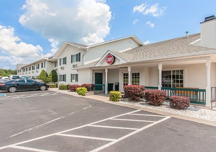 Pet Friendly Econo Lodge Inn and Suites in Dickson, Tennessee