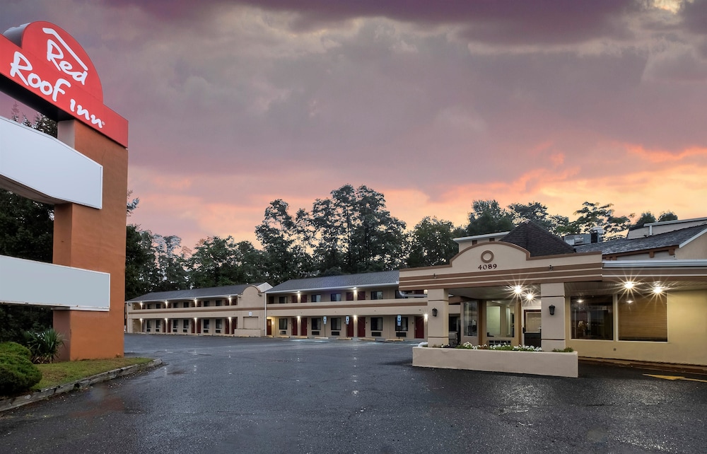 Pet Friendly Red Roof Inn Freehold in Freehold, New Jersey