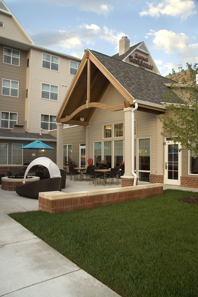 Pet Friendly Residence Inn By Marriott Toledo Maumee in Maumee, Ohio