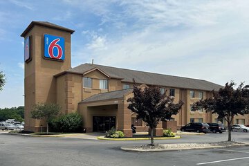 Pet Friendly Motel 6 Indianapolis - Airport in Indianapolis, Indiana