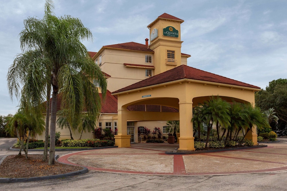 Pet Friendly La Quinta Inn & Suites Lakeland West in Lakeland, Florida