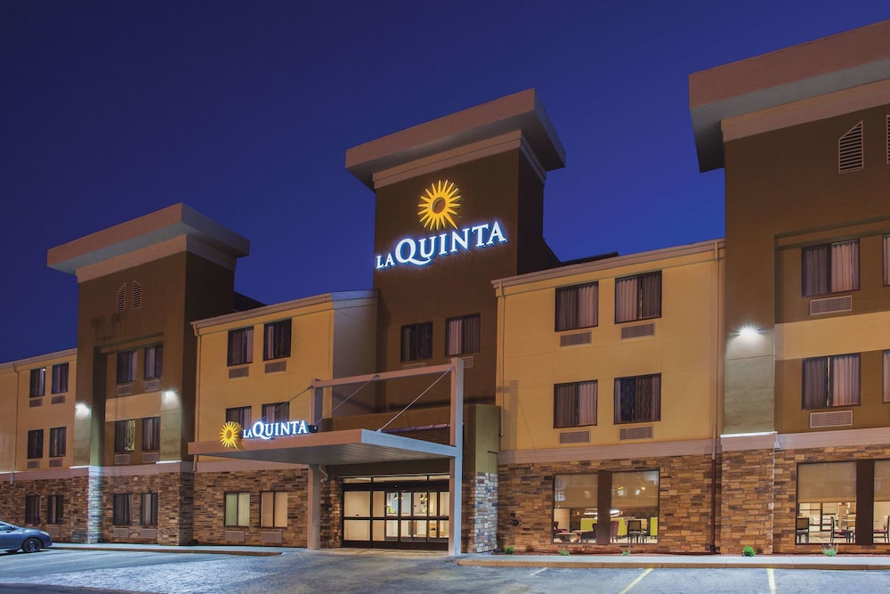 Pet Friendly La Quinta Inn & Suites Cedar Rapids in Cedar Rapids, Iowa