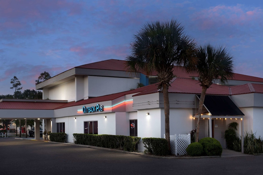 Pet Friendly Quality Inn Atlantic Beach-Mayo Clinic Jax Area in Atlantic Beach, Florida
