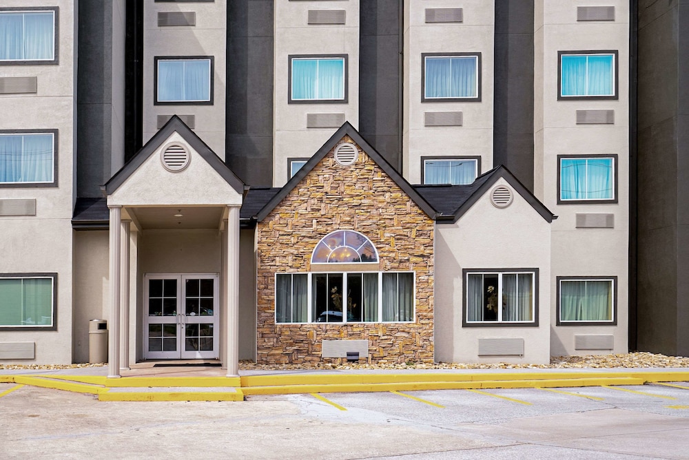 Pet Friendly Quality Inn and Suites in Robbinsville, North Carolina