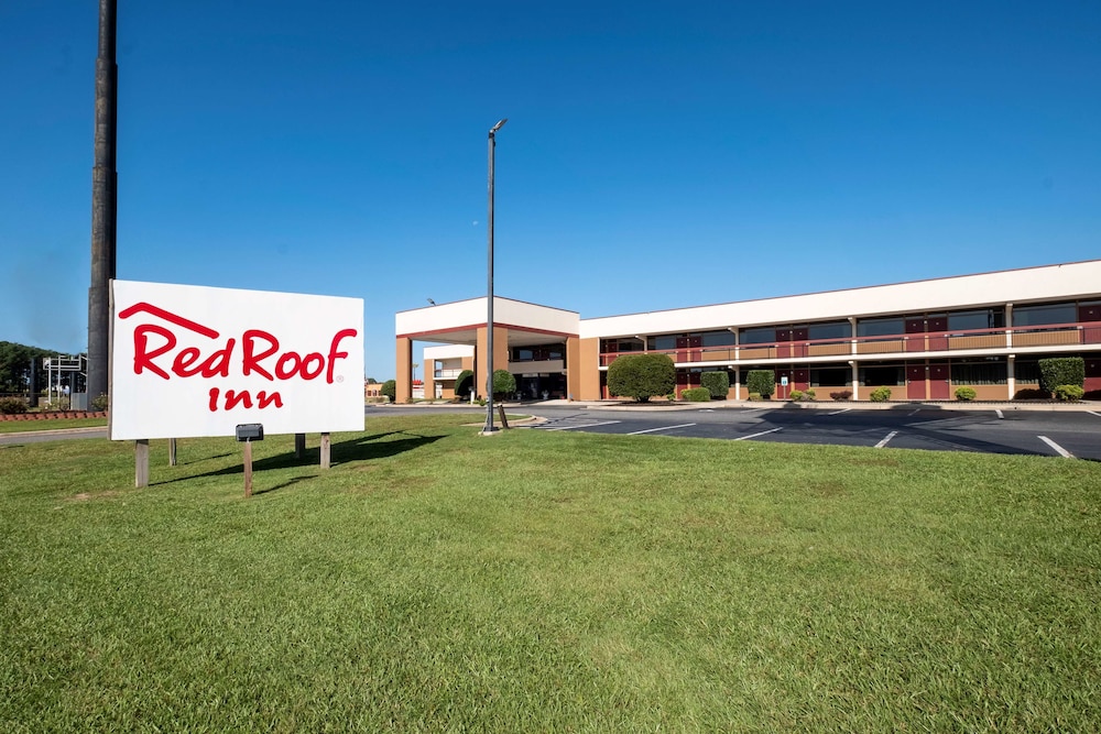 Pet Friendly Red Roof Inn Kenly in Kenly, North Carolina