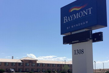 Pet Friendly Baymont Inn & Suites by Wyndham in Holbrook, Arizona