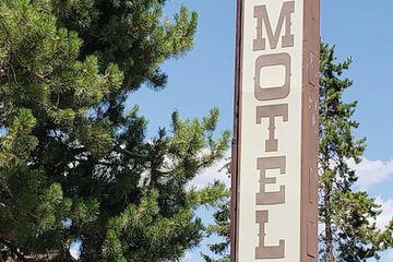 Pet Friendly Canyon Motel in Hot Sulphur Springs, Colorado