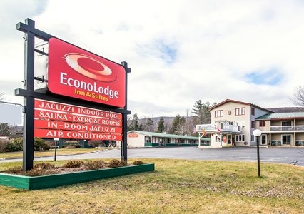 Pet Friendly Econo Lodge Inn & Suites in Lincoln, New Hampshire