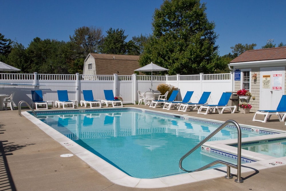 Pet Friendly Flagship Inn & Suites in Boothbay Harbor, Maine