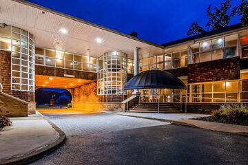 Pet Friendly Best Western Plus The Inn & Suites At The Falls in Poughkeepsie, New York