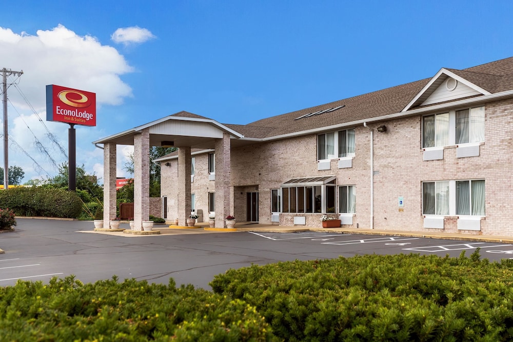 Pet Friendly Econo Lodge  Inn & Suites in Fairview Heights, Illinois