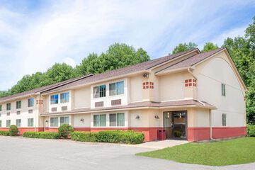 Pet Friendly Super 8 Oneonta/Cooperstown in Oneonta, New York