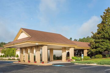 Pet Friendly Days Inn Conference Center Southern Pines Pinehurst in Southern Pines, North Carolina