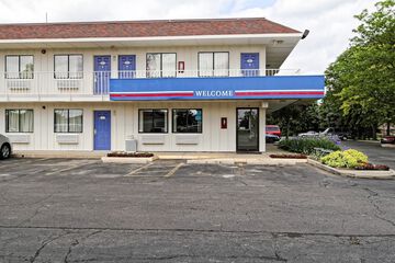 Pet Friendly Motel 6 Cleveland West - Lorain - Amherst in Amherst, Ohio
