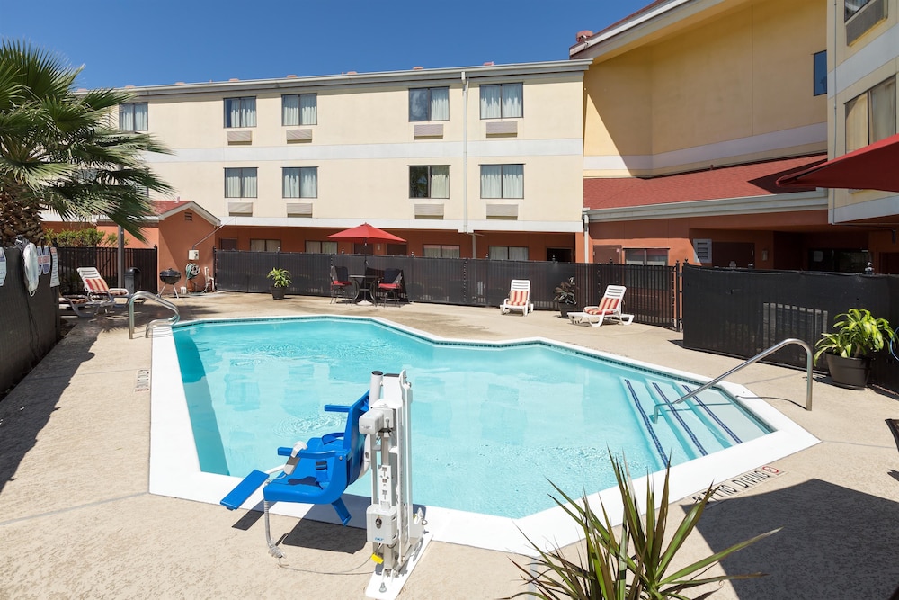 Pet Friendly Red Roof Inn Houston - Westchase in Houston, Texas