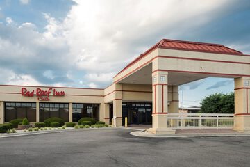 Pet Friendly Red Roof Inn & Suites Wytheville in Wytheville, Virginia