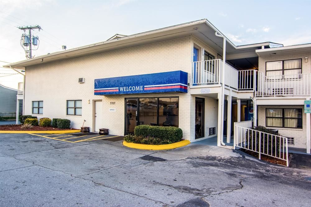 Pet Friendly Motel 6 Chattanooga East in Chattanooga, Tennessee