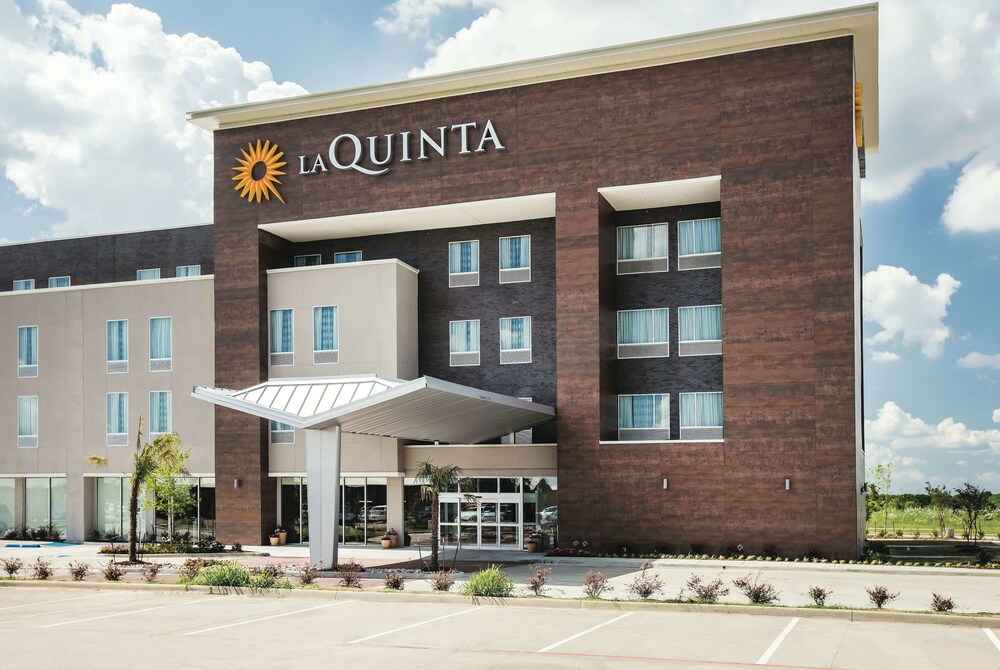 Pet Friendly La Quinta Inn & Suites Dallas Plano - The Colony in The Colony, Texas