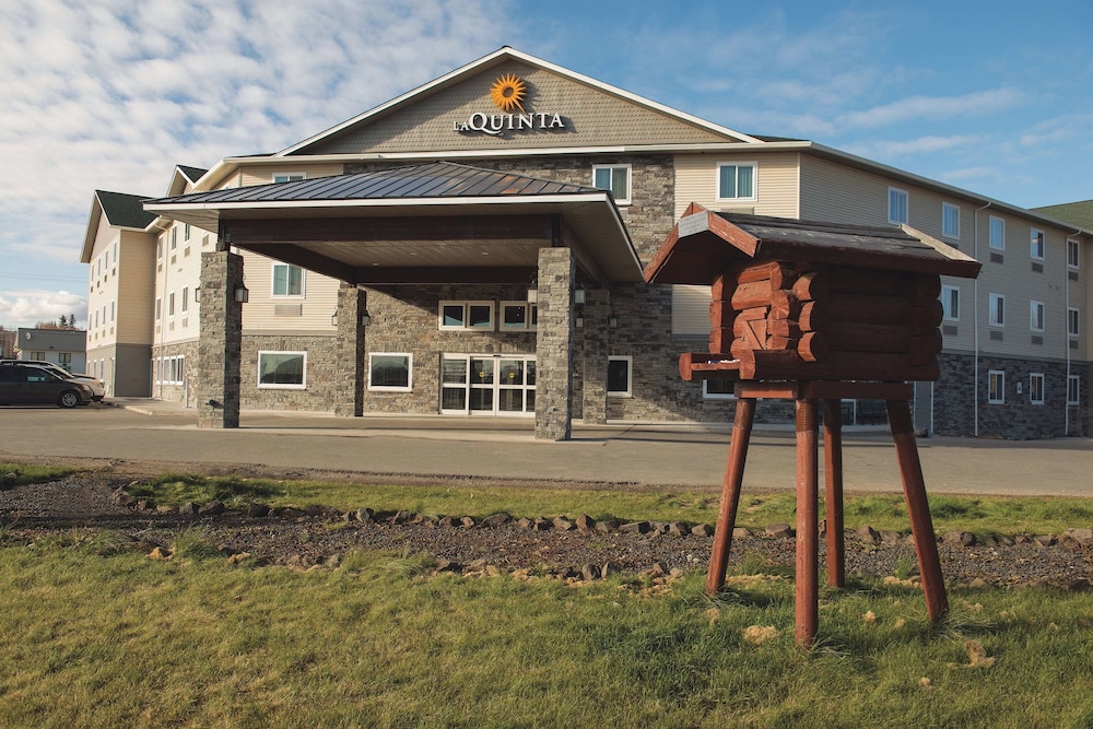 Pet Friendly La Quinta Inn & Suites Fairbanks Airport in Fairbanks, Alaska