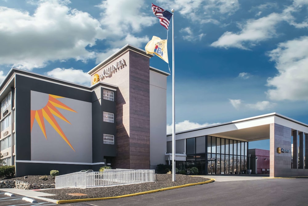 Pet Friendly La Quinta Inn & Suites Clifton - Rutherford in Clifton, New Jersey