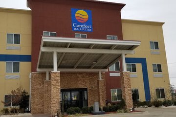 Pet Friendly Comfort Inn and Suites Tulsa in Tulsa, Oklahoma
