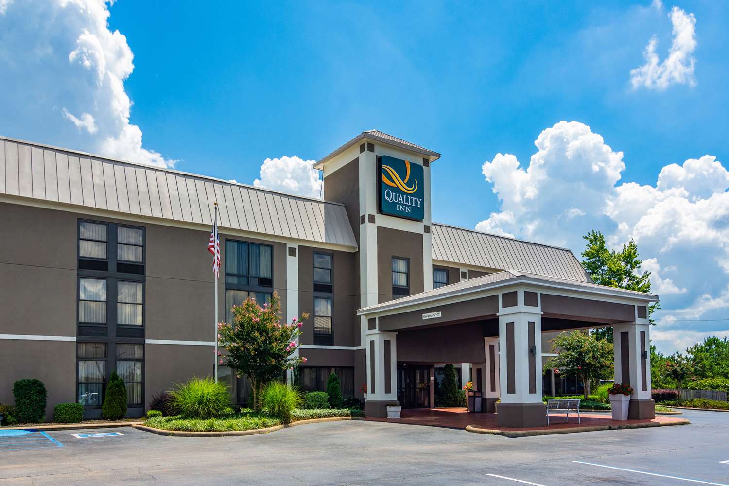 Pet Friendly Quality Inn Valley- West Point in Valley, Alabama