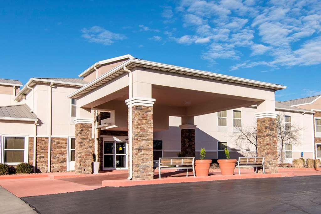 Pet Friendly Comfort Inn and Suites Junction City - near Fort Riley in Junction City, Kansas