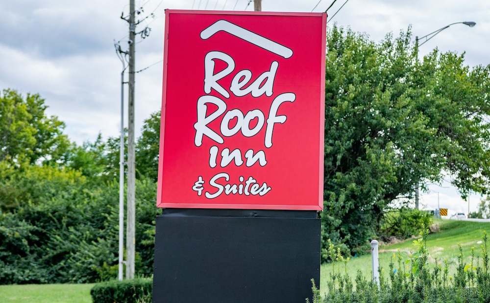 Pet Friendly Red Roof Inn & Suites Indianapolis Airport in Indianapolis, Indiana