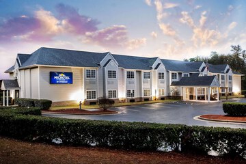 Pet Friendly Microtel Inns & Suites by Wyndham Southern Pines /  Pinehurst in Southern Pines, North Carolina