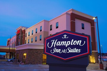 Pet Friendly Hampton Inn & Suites Bismarck Northwest in Bismarck, North Dakota