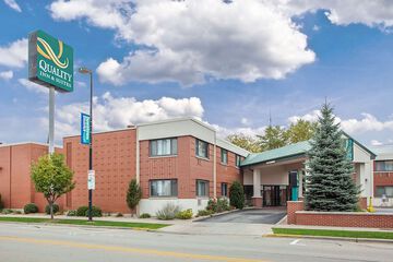 Pet Friendly Quality Inn & Suites Downtown in Green Bay, Wisconsin