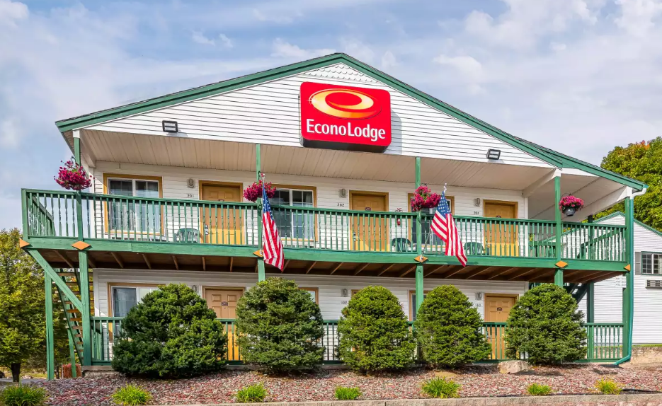 Pet Friendly Hotels in Lake George, New York accepting Dogs and Cats